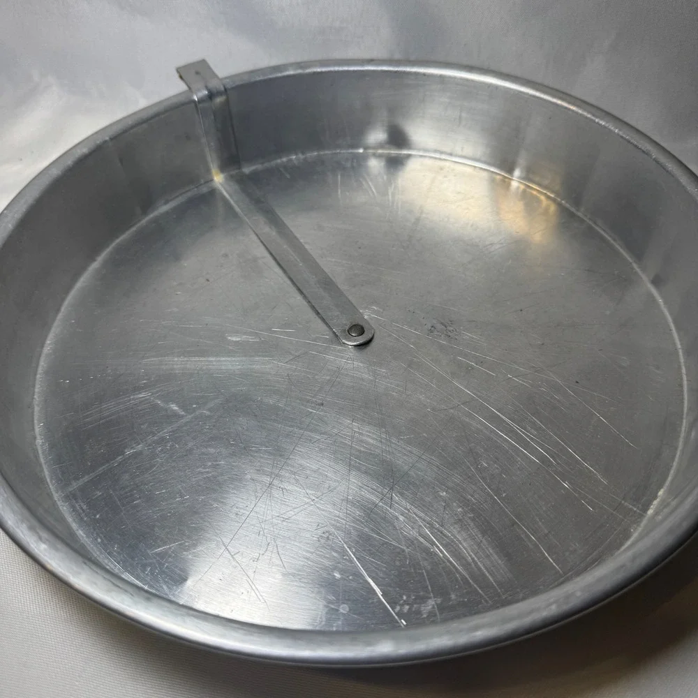 Vintage Set of 2 Aluminum Round Cake Pans with Easy Release Cutter Arm Silver